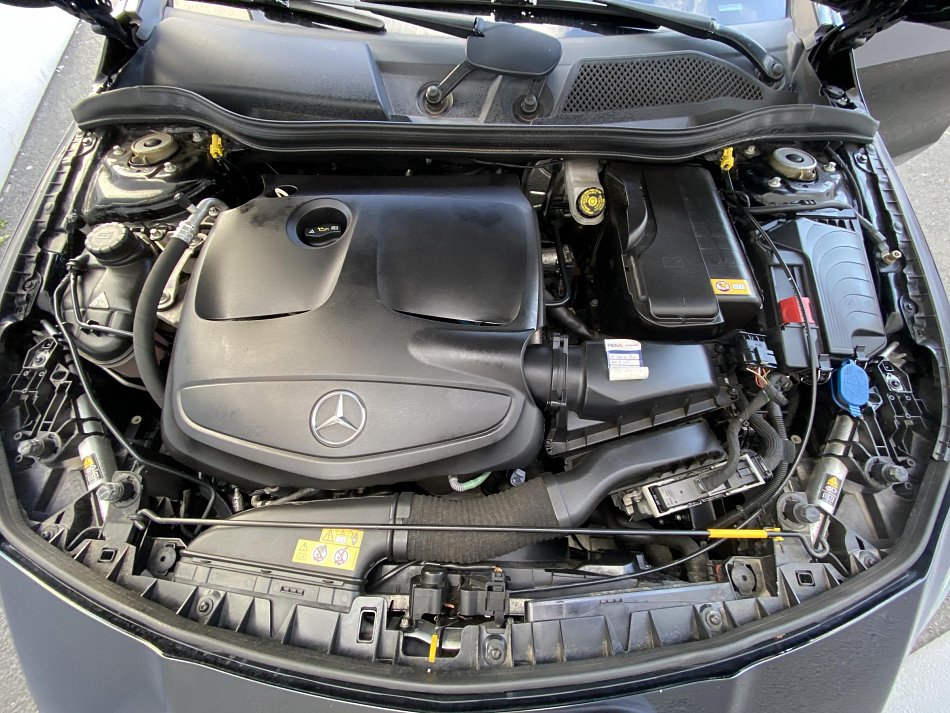 Mercedes-Benz CLA 1.6 i  180