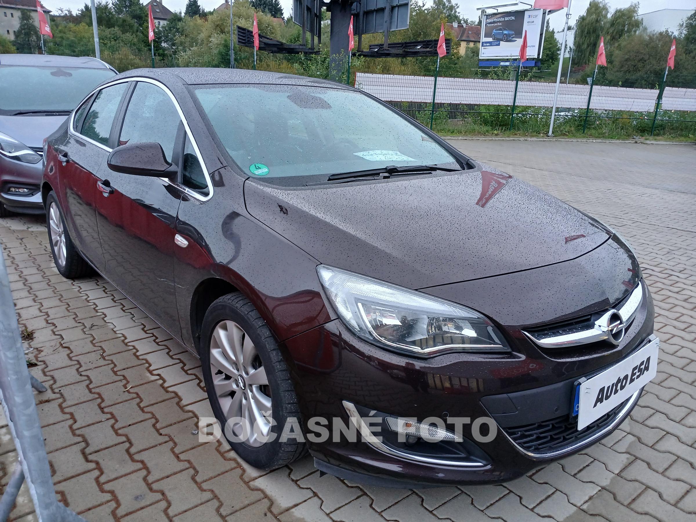 Opel Astra, 2013 - celkový pohled