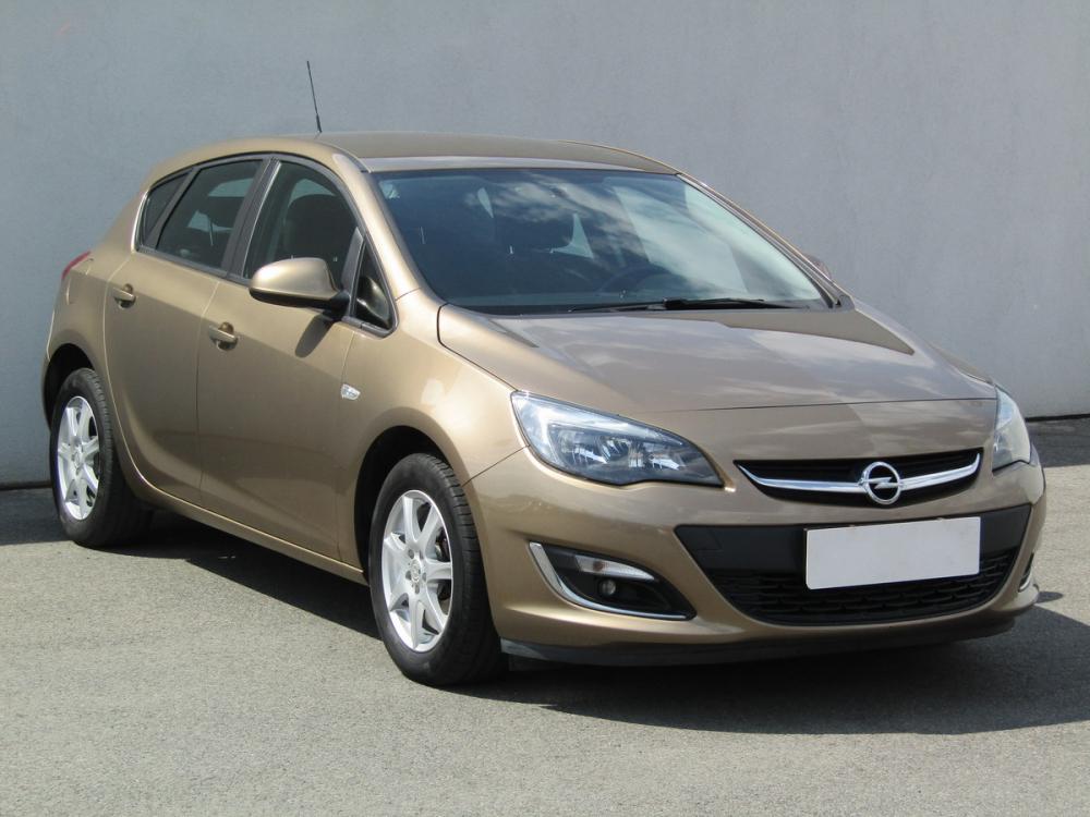 Opel Astra, 2013 - celkový pohled