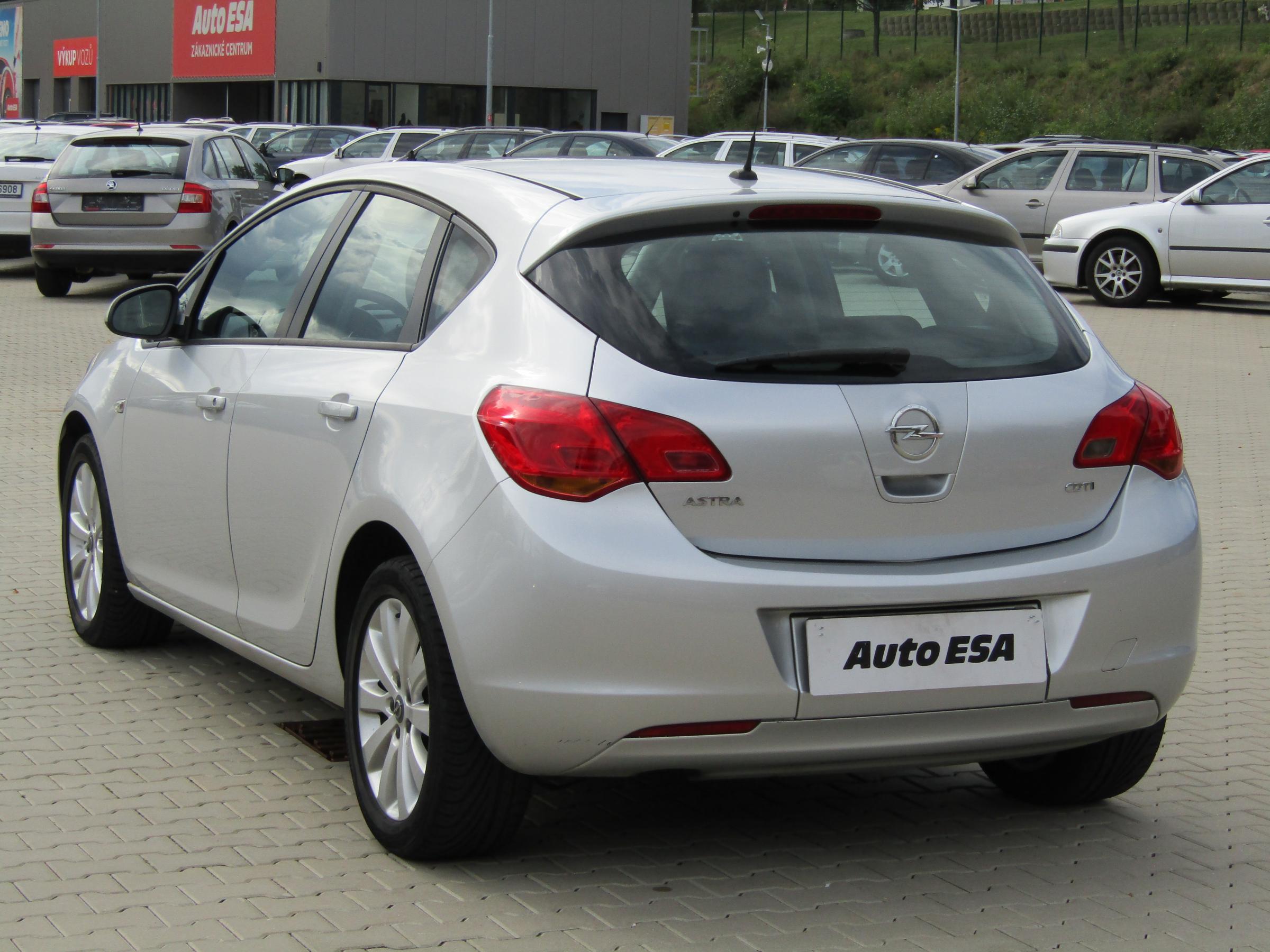 Opel Astra, 2010 - pohled č. 4