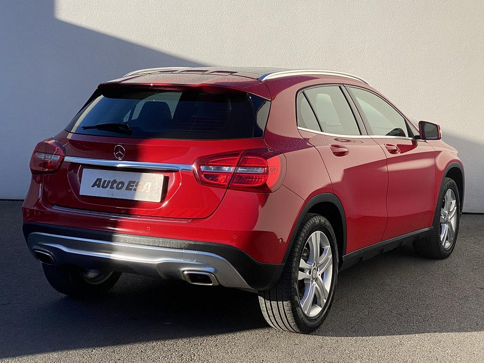 Mercedes-Benz GLA 1.6i  200