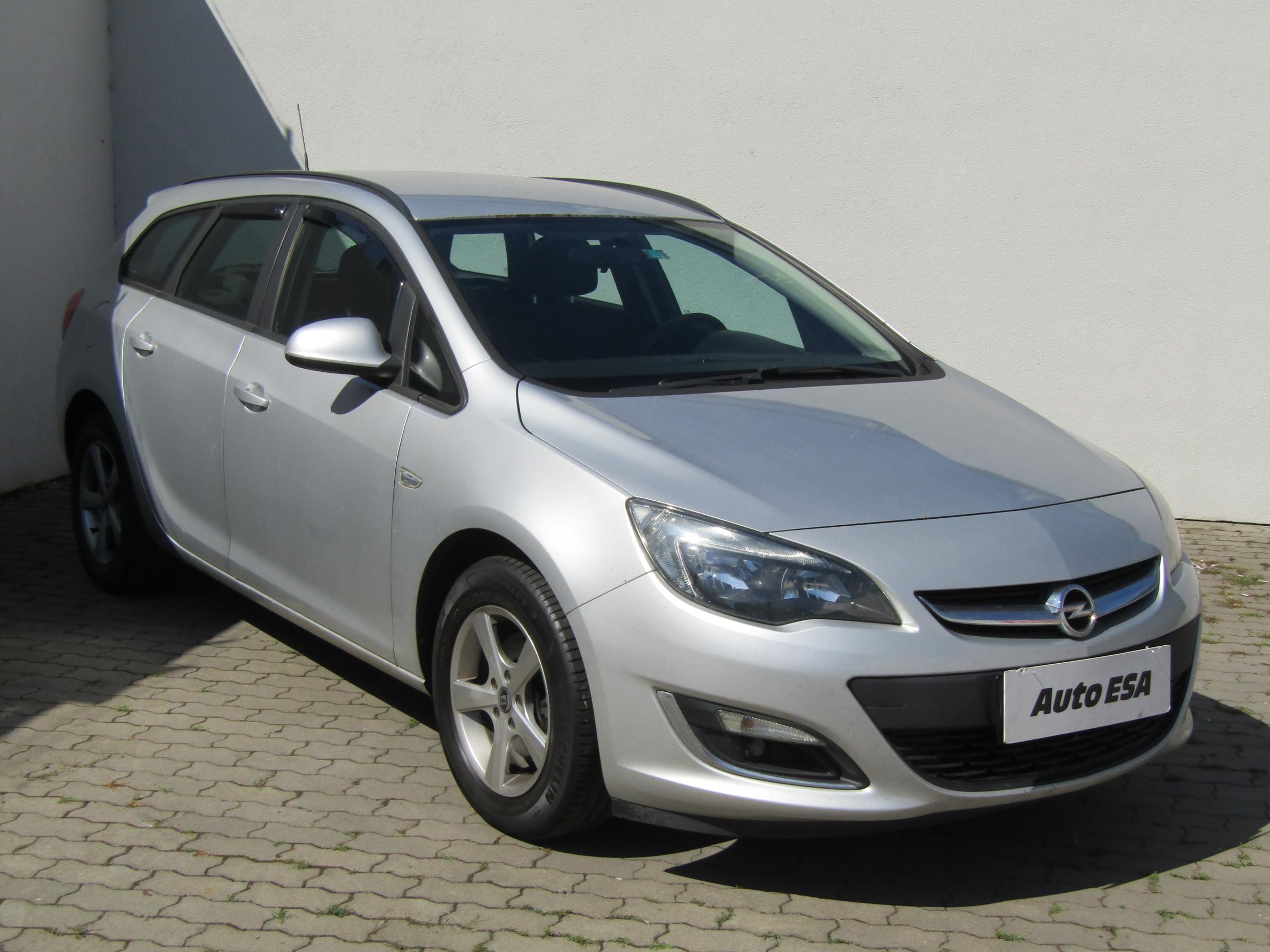 Opel Astra, 2013 - celkový pohled