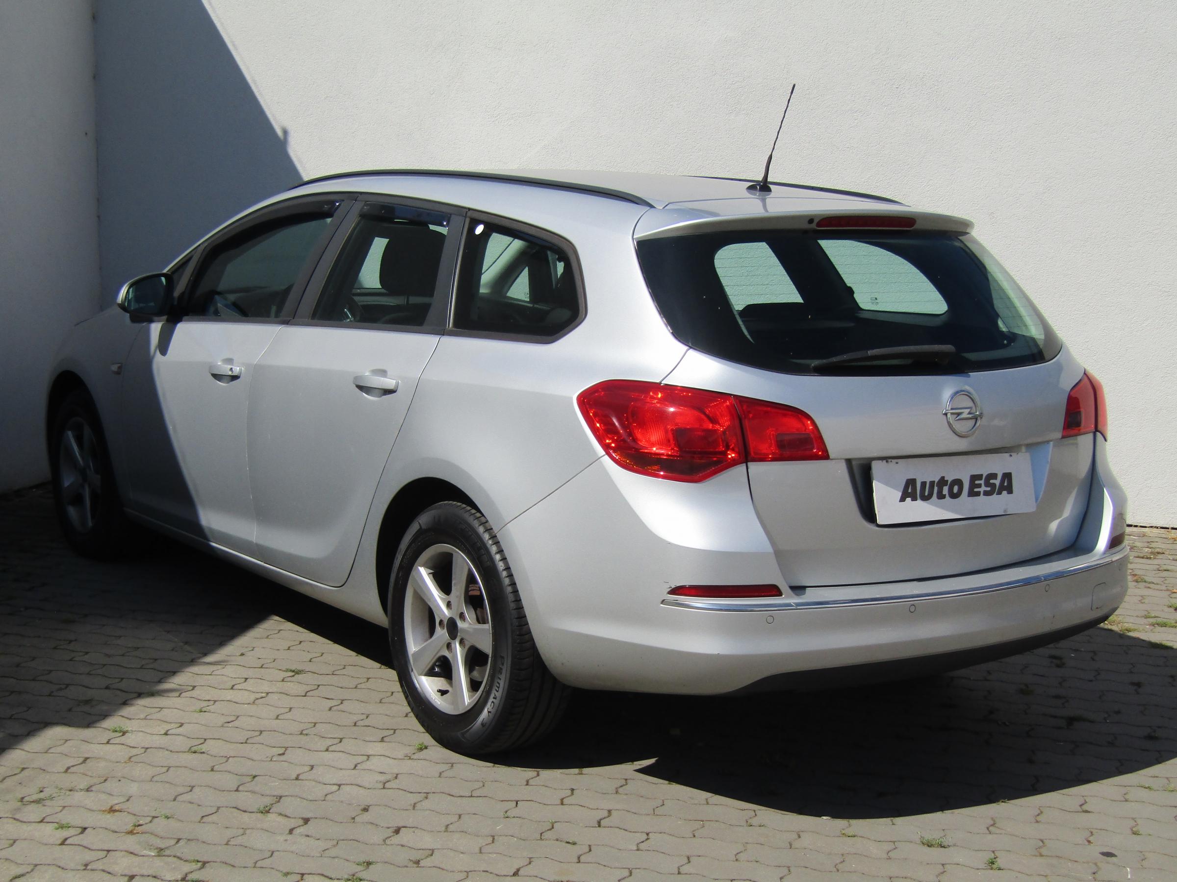 Opel Astra, 2013 - pohled č. 4