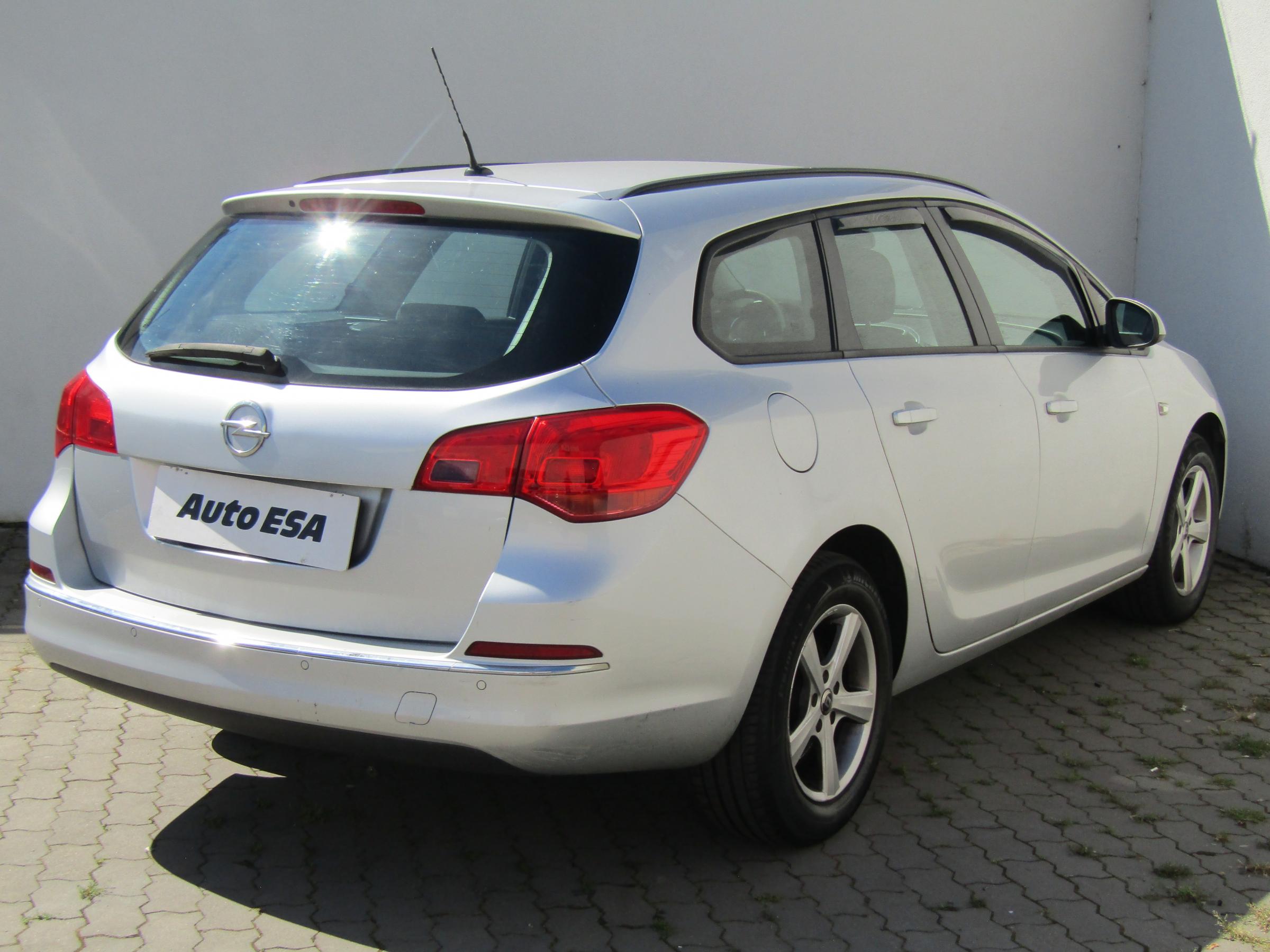 Opel Astra, 2013 - pohled č. 6