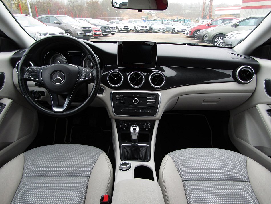 Mercedes-Benz CLA 1.6i  CLA180