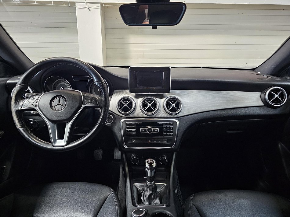 Mercedes-Benz CLA 1.6  CLA 200