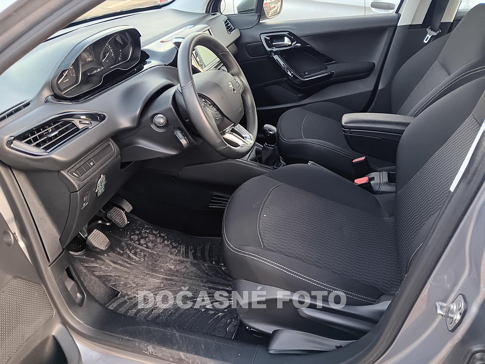 Peugeot 208 1.2 i 