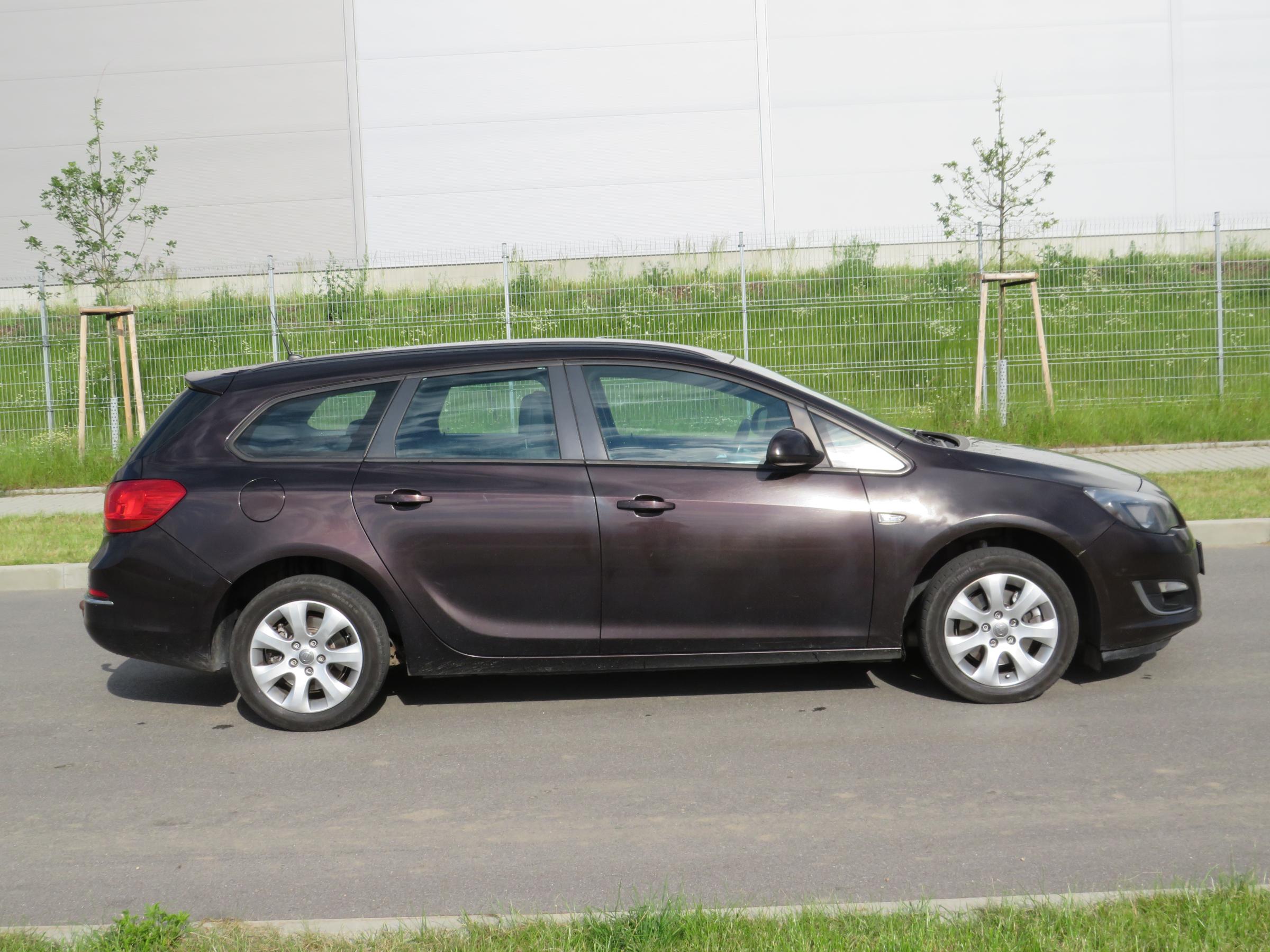 Opel Astra, 2013 - pohled č. 4
