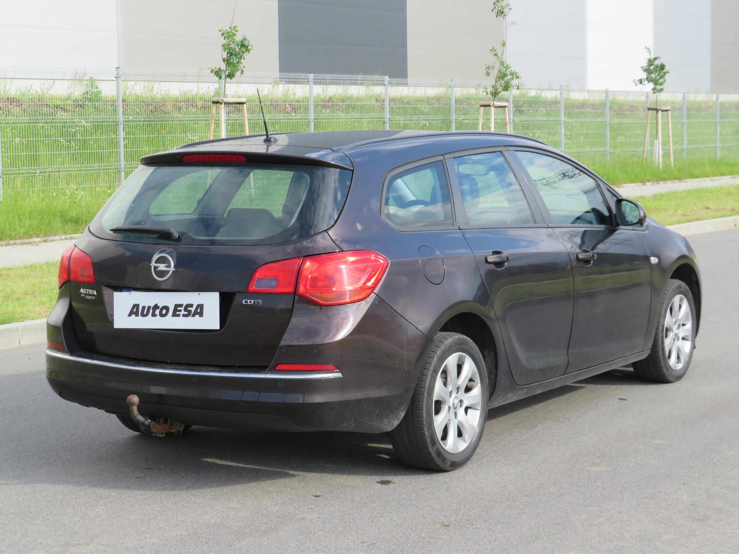 Opel Astra, 2013 - pohled č. 5