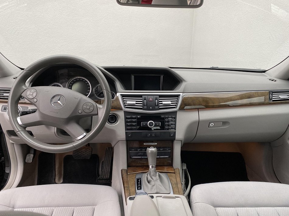 Mercedes-Benz Třída E 1.8 CGi Elegance E250