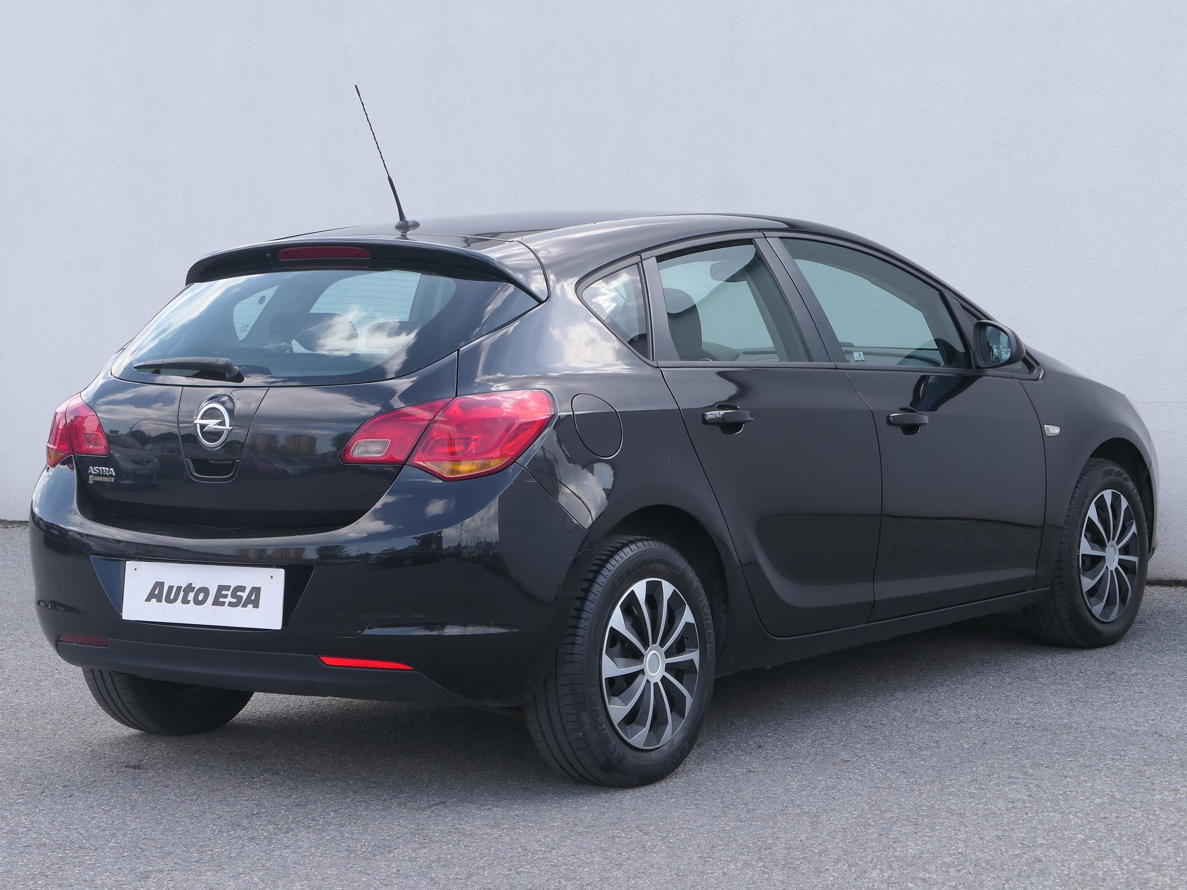 Opel Astra, 2010 - pohled č. 4