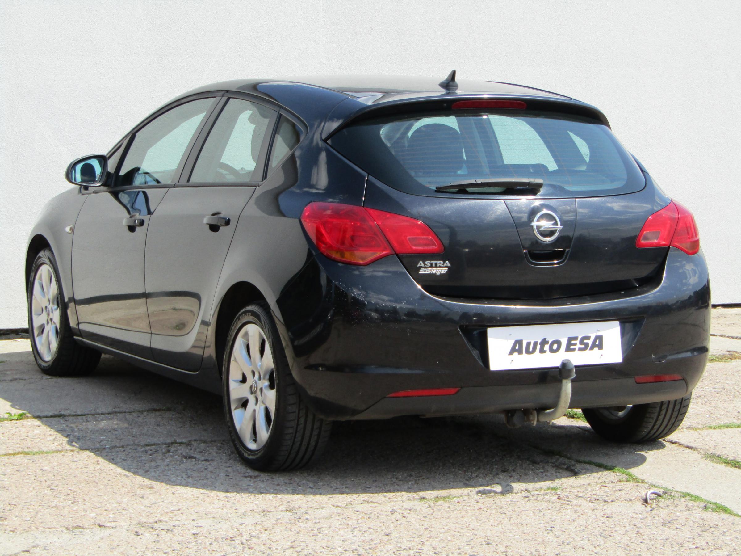 Opel Astra, 2011 - pohled č. 4