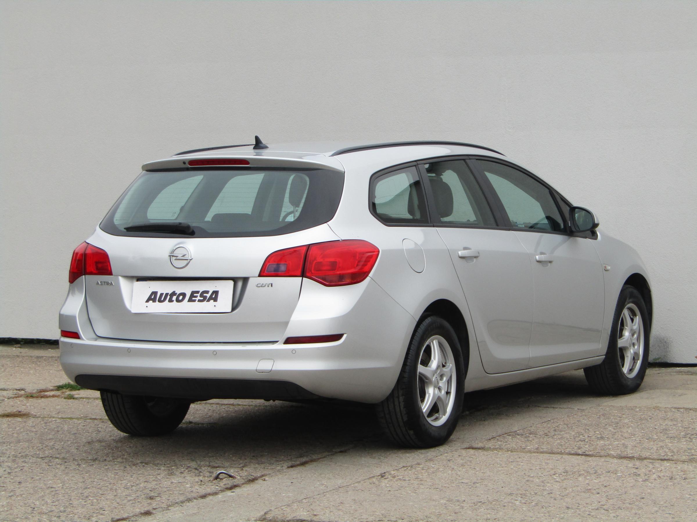 Opel Astra, 2012 - pohled č. 4