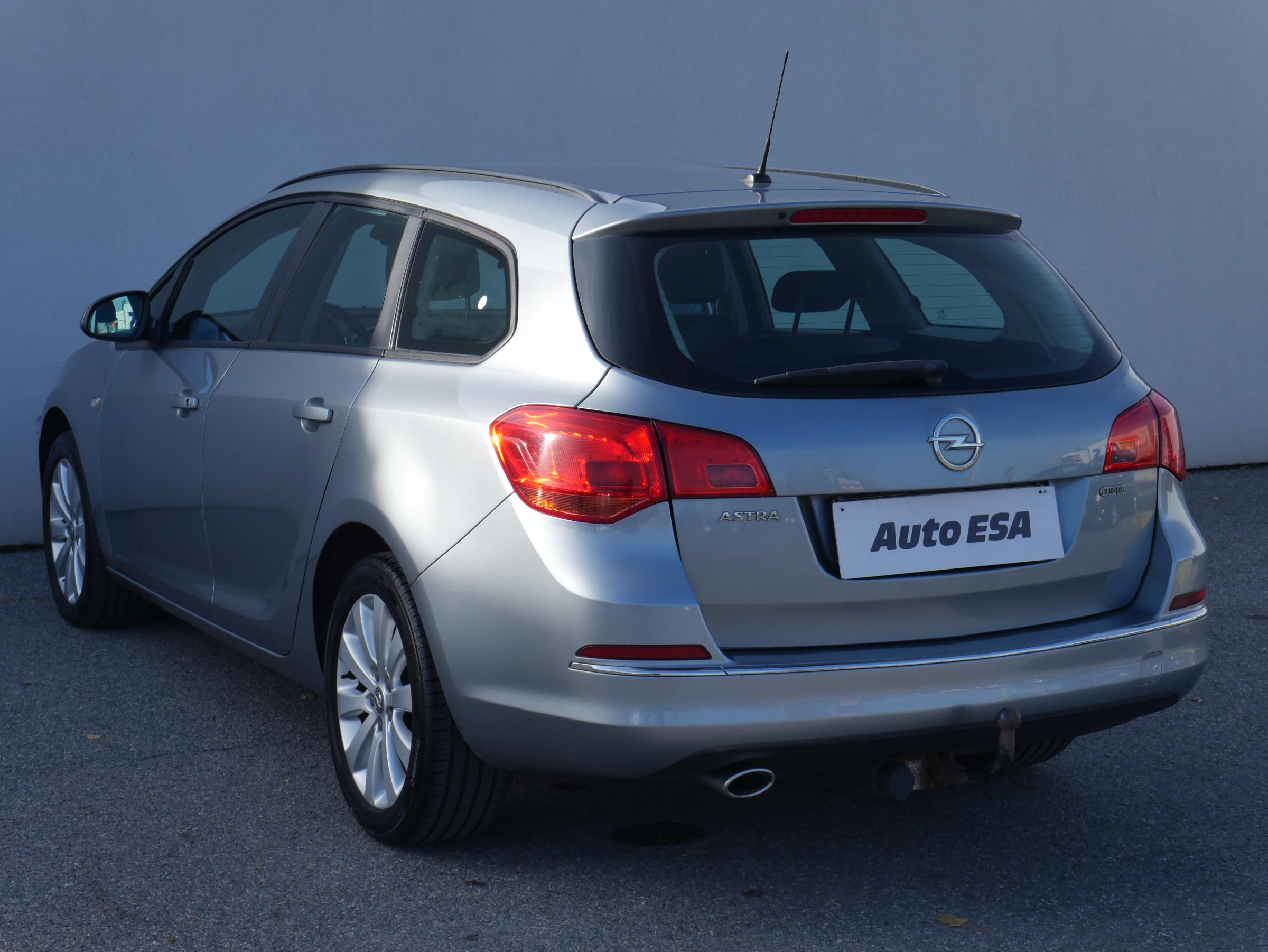 Opel Astra, 2013 - pohled č. 6